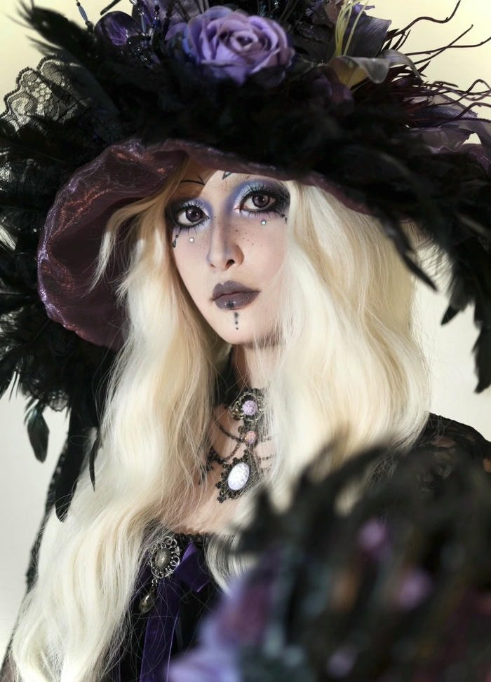 hình cosplay phù thủy ánh sáng tím