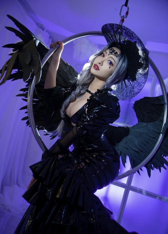 hình cosplay phù thủy ánh tím huyền bí