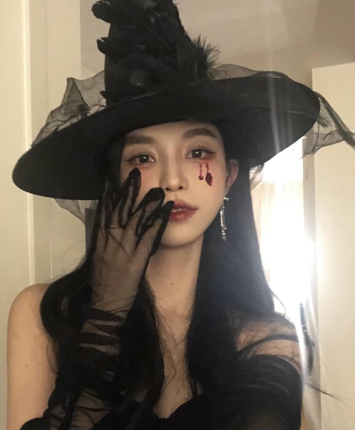 hình cosplay phù thủy huyền bí đêm tối