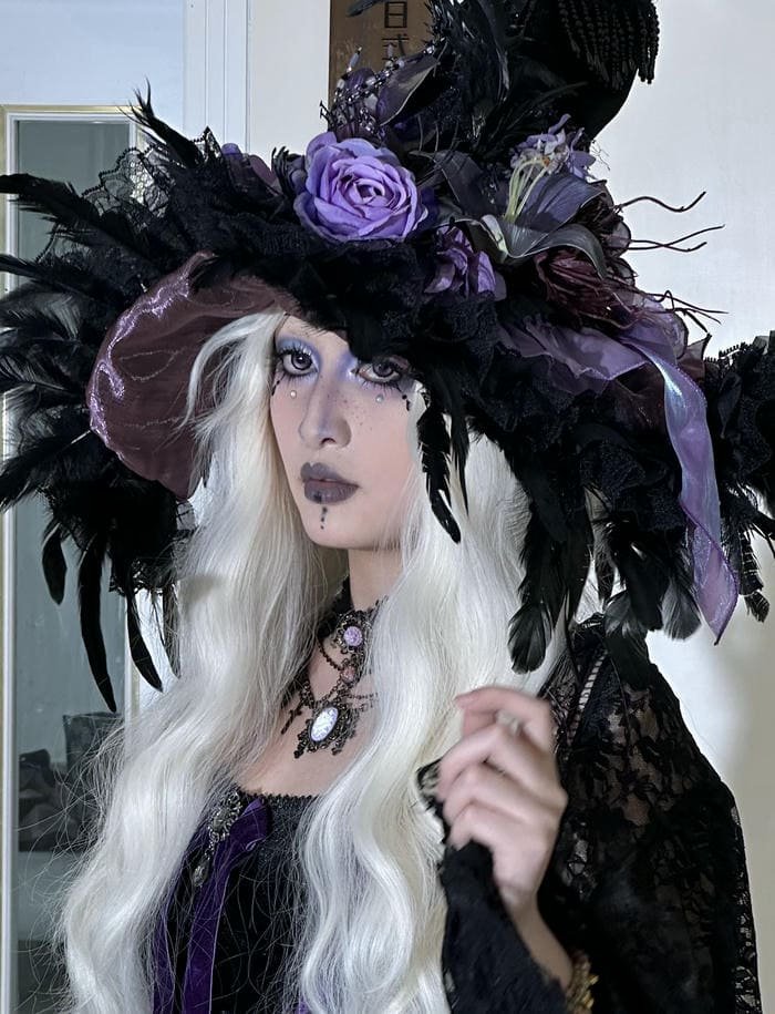 hình cosplay phù thủy màu đen tím