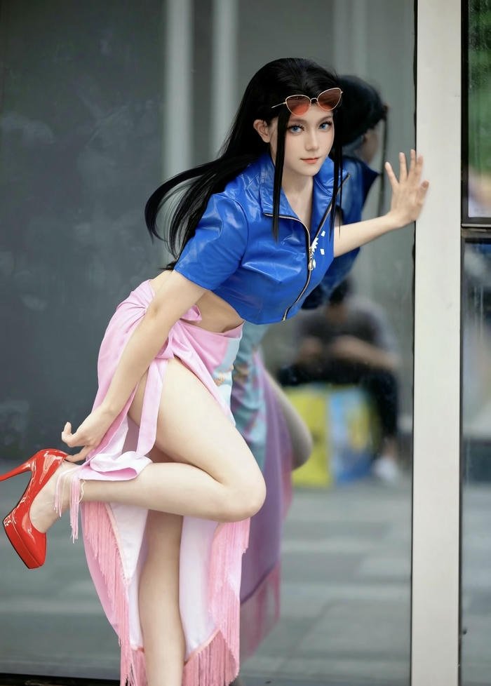 hình cosplay robin áo hở bụng