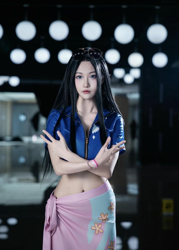 hình cosplay robin áo quyến rũ