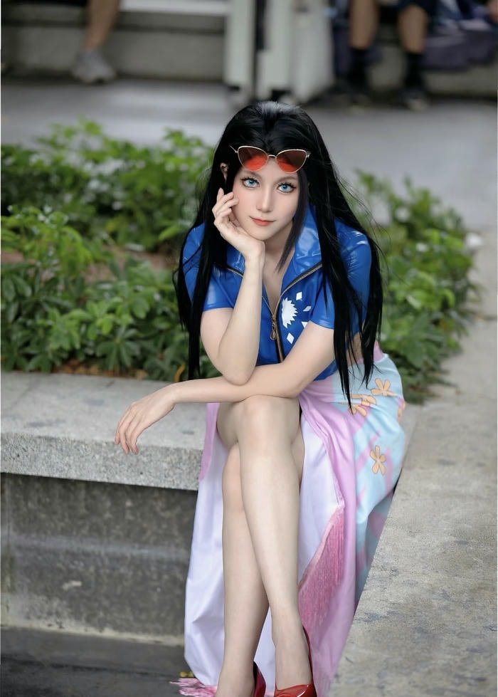 hình cosplay robin tóc xõa vai