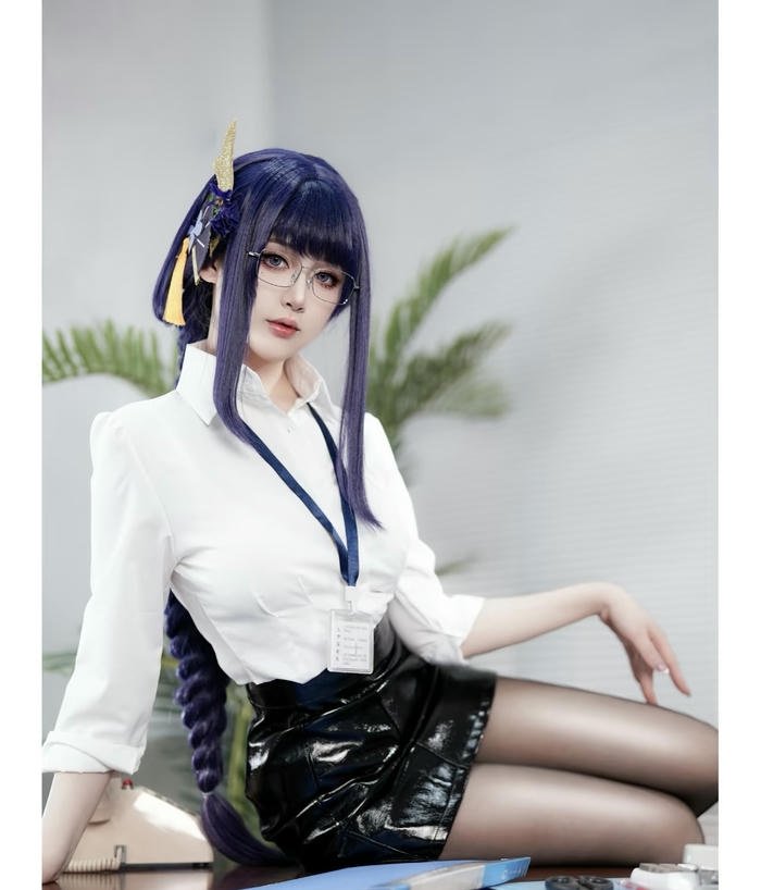 hình cosplay thư ký áo dài tay