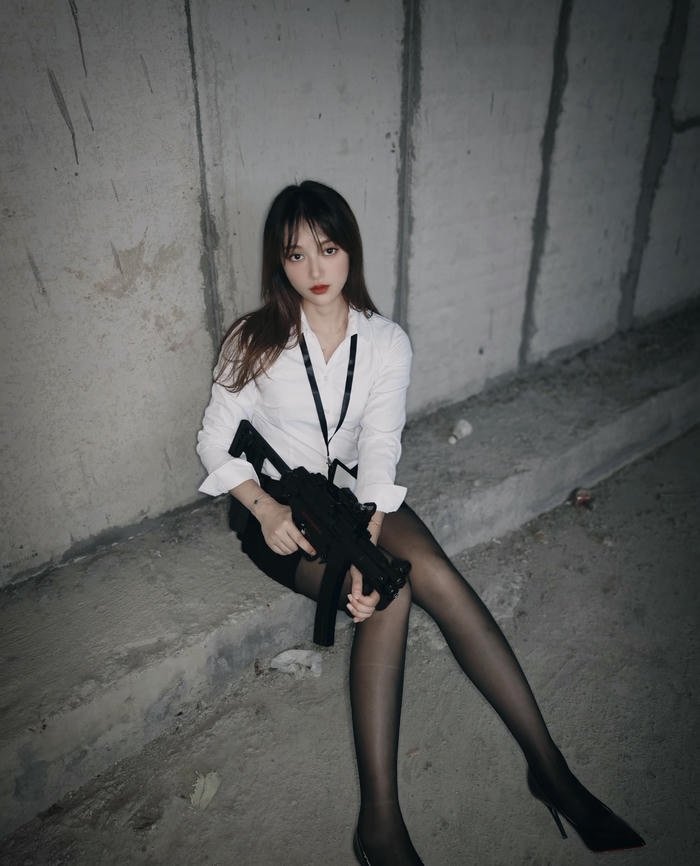 hình cosplay thư ký áo trắng đen
