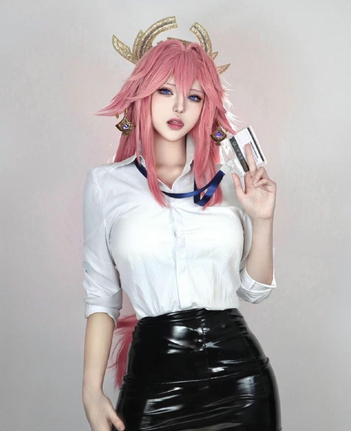 hình cosplay thư ký chi tiết