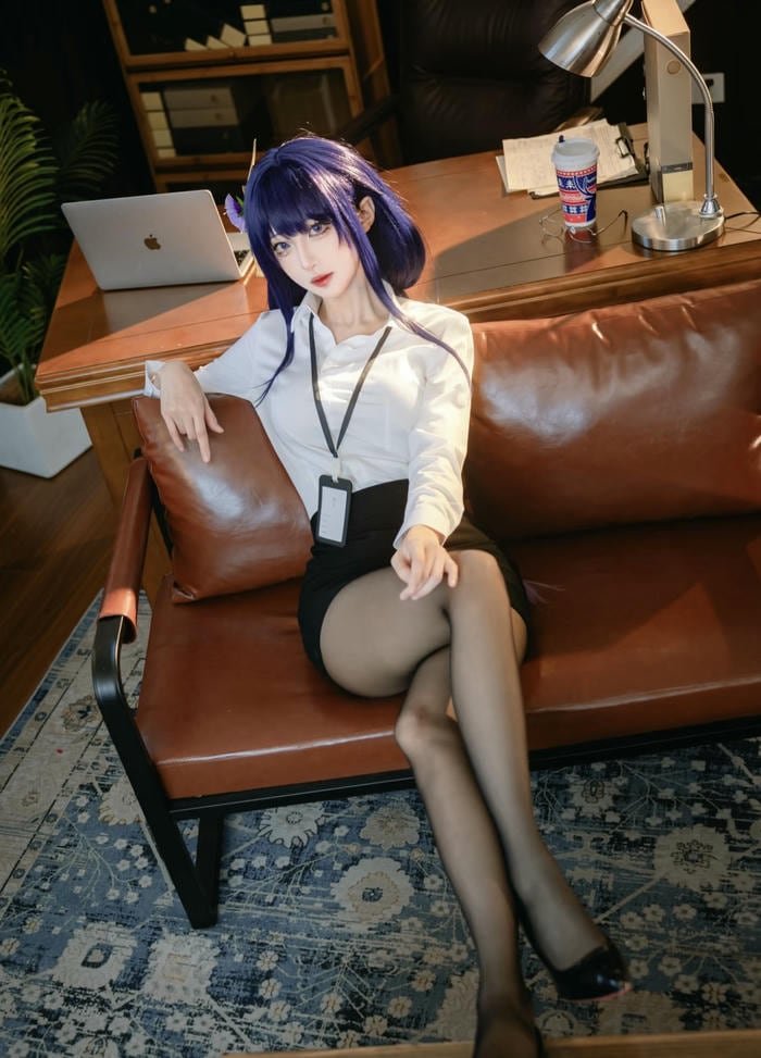 hình cosplay thư ký công sở cổ điển