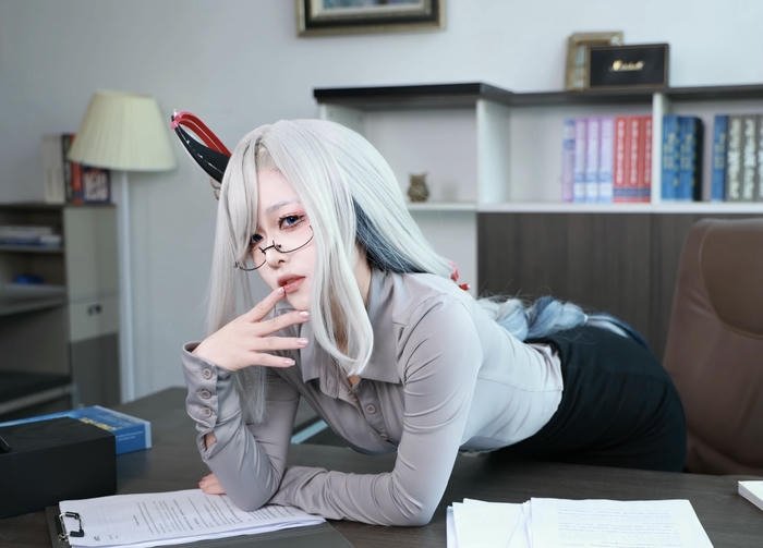 hình cosplay thư ký kính gọng mảnh