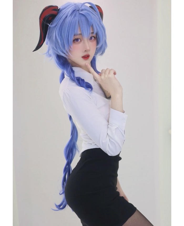 hình cosplay thư ký trang phục công sở