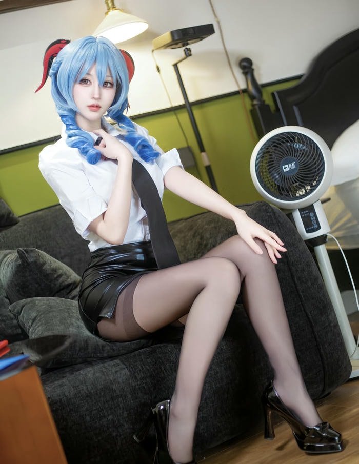 hình cosplay thư ký văn phòng nhỏ