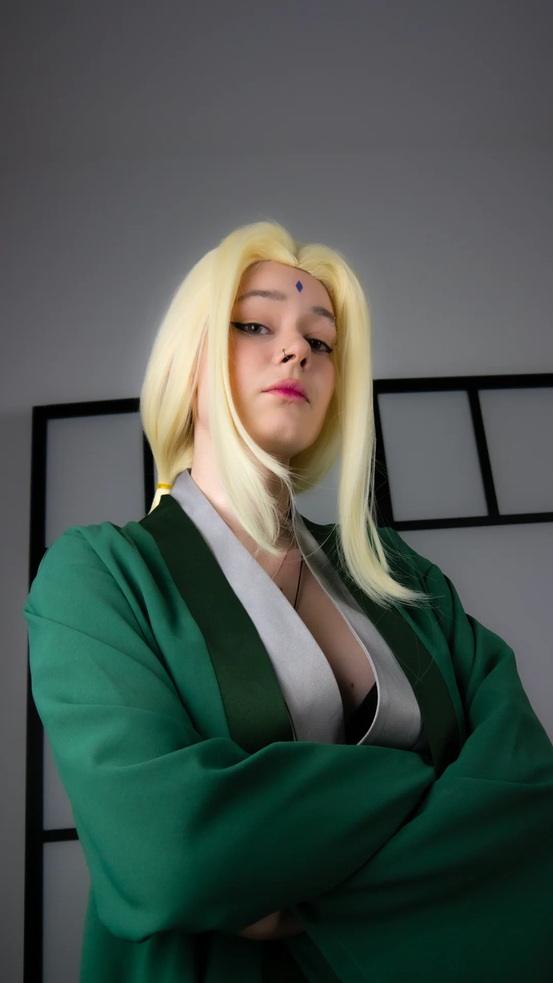 hình cosplay tsunade mang thần thái mạnh mẽ cuốn hút