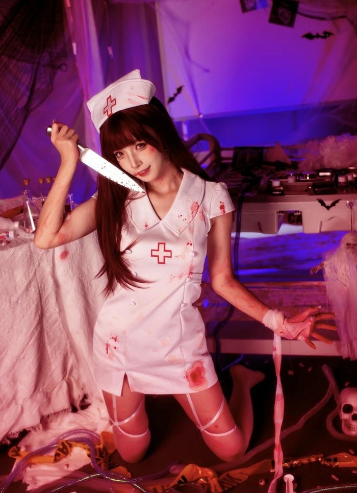 hình cosplay y tá bảng tên treo
