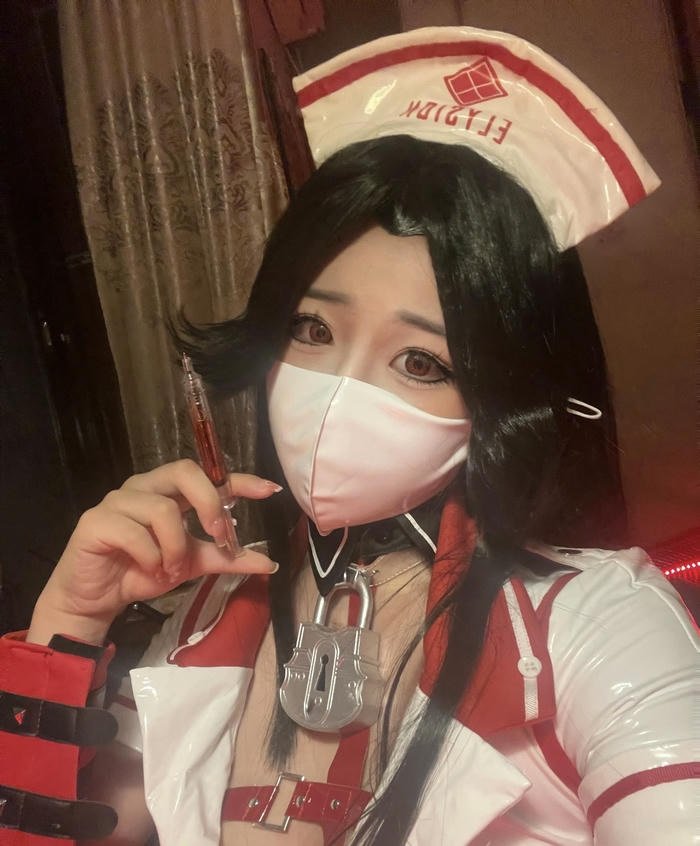 hình cosplay y tá đồng phục cổ