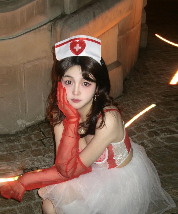 hình cosplay y tá mũ chữ thập