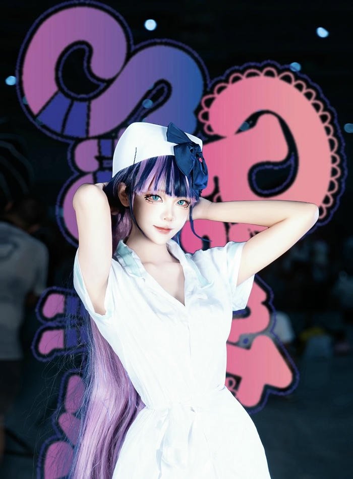 hình cosplay y tá nền phòng tối