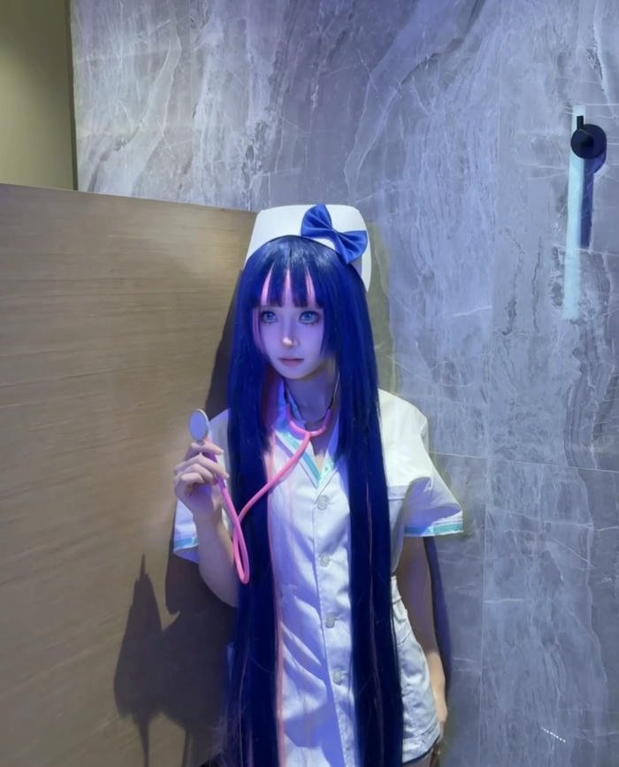 hình cosplay y tá phục trang nhận diện rõ