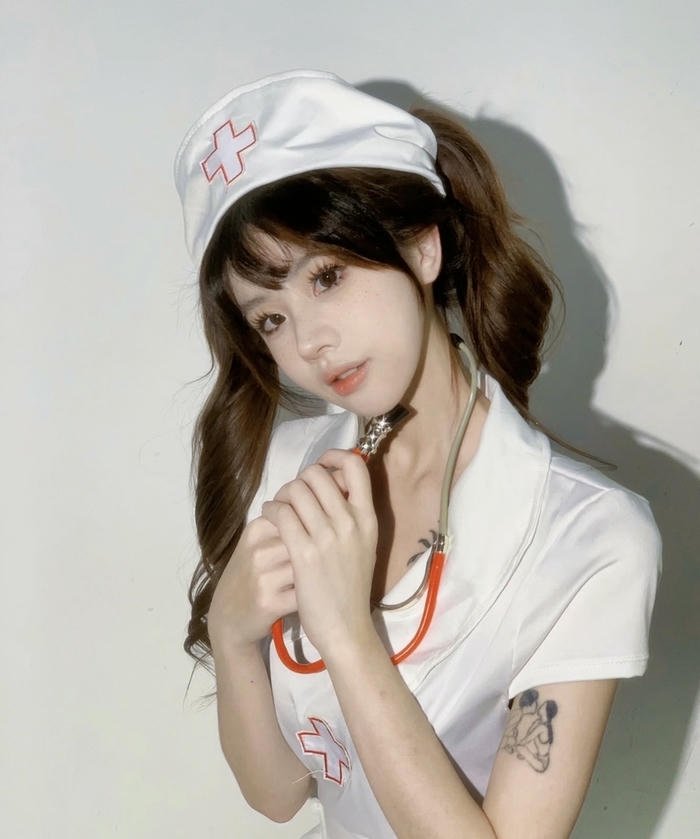 hình cosplay y tá tay áo ngắn