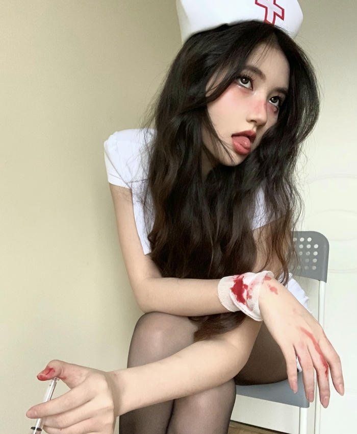 hình cosplay y tá váy ngắn