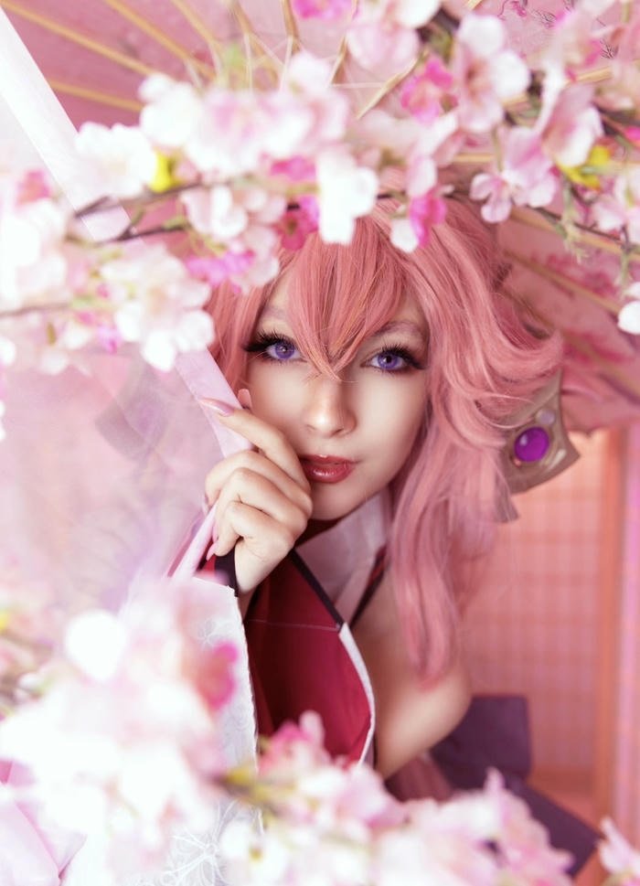 hình cosplay yae miko áo ngoài hồng
