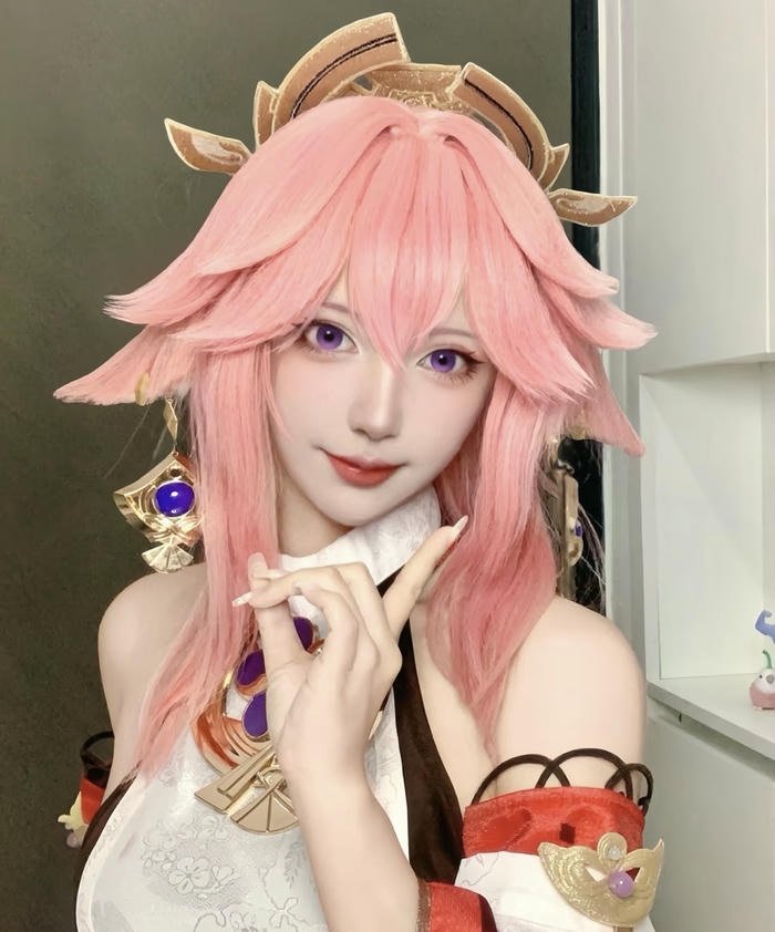 hình cosplay yae miko họa tiết vàng ánh