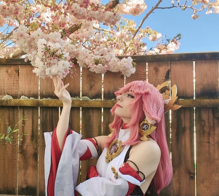 hình cosplay yae miko lớp áo chồng