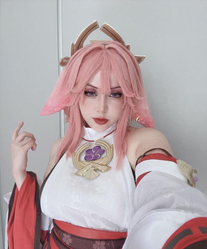 hình cosplay yae miko vòng cổ mảnh