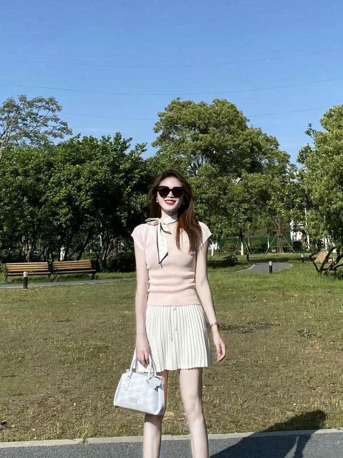 hình gái Trung Quốc váy ngắn nền trắng