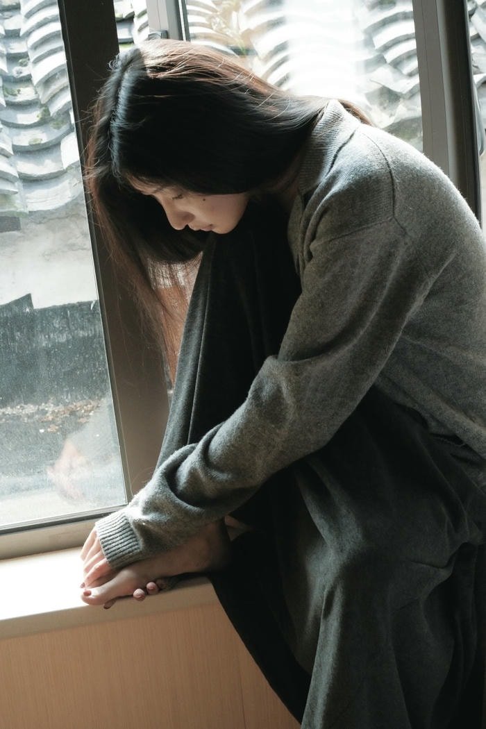 hình gái buồn bên cửa sổ