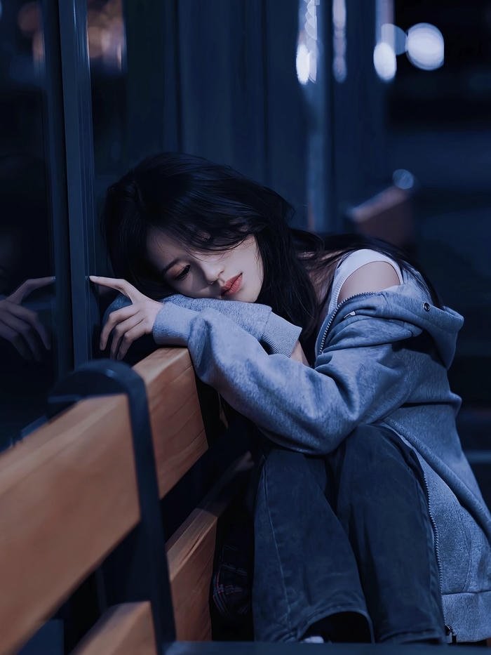 hình gái buồn cô đơn ngồi ở ghế