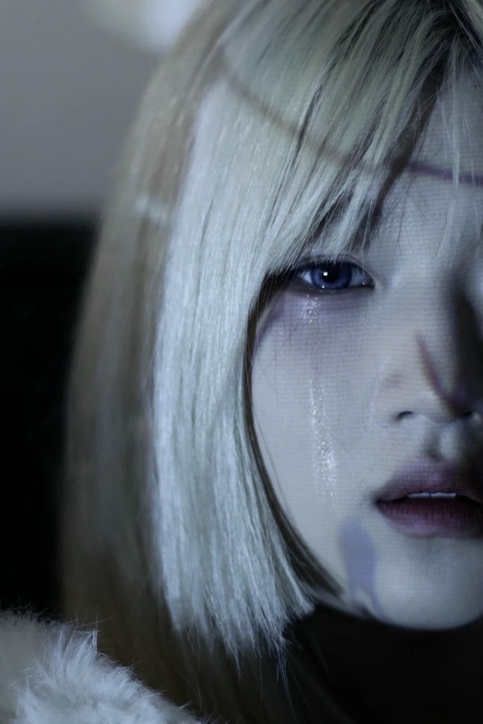 hình gái buồn đang khóc tóc trắng