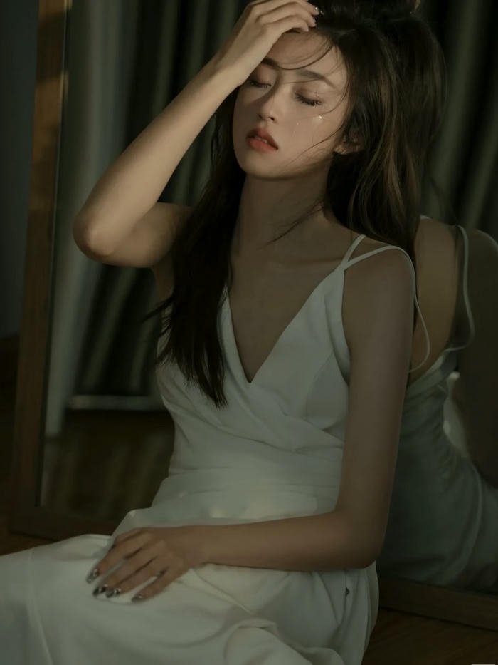 hình gái buồn tóc dài mặc váy trắng