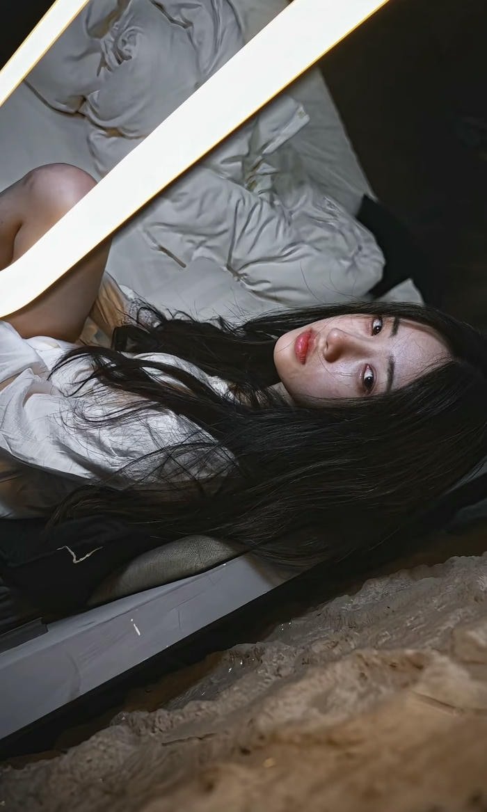 hình gái buồn tóc rối nhẹ