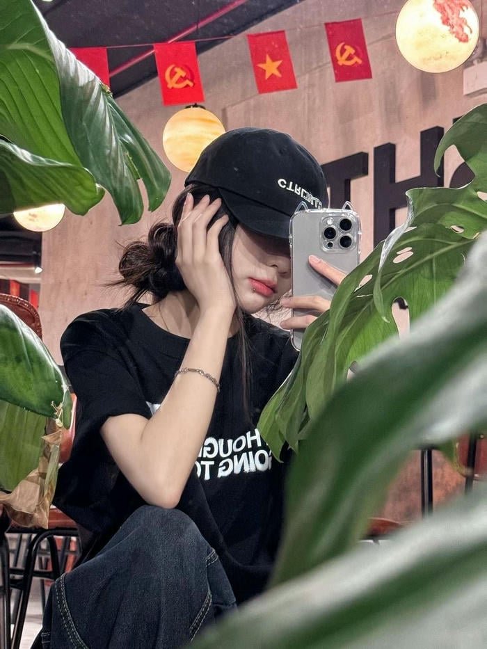 hình gái che mặt bằng điện thoại cá tính