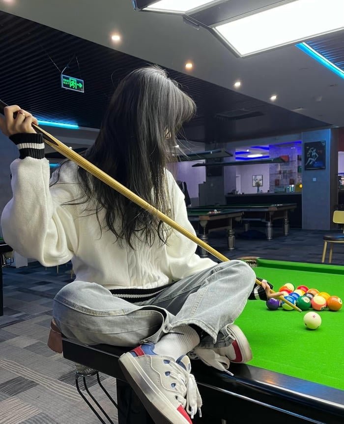 hình gái chơi bida che mặt cầm cơ chuyên nghiệp