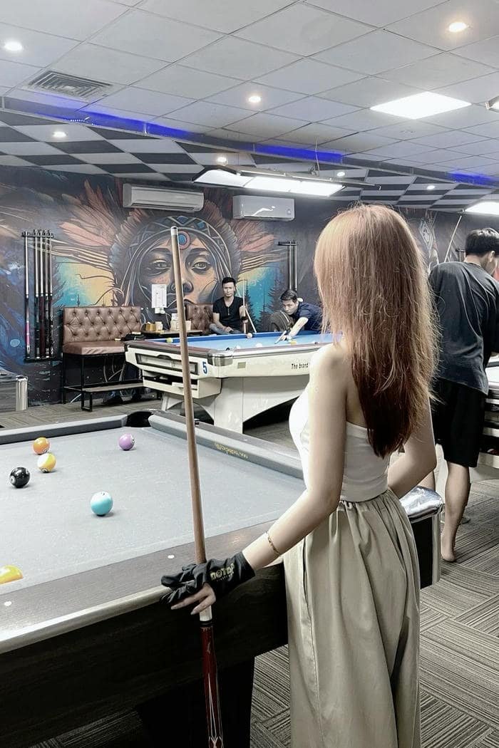 hình gái chơi bida che mặt mặc đồ ôm dáng