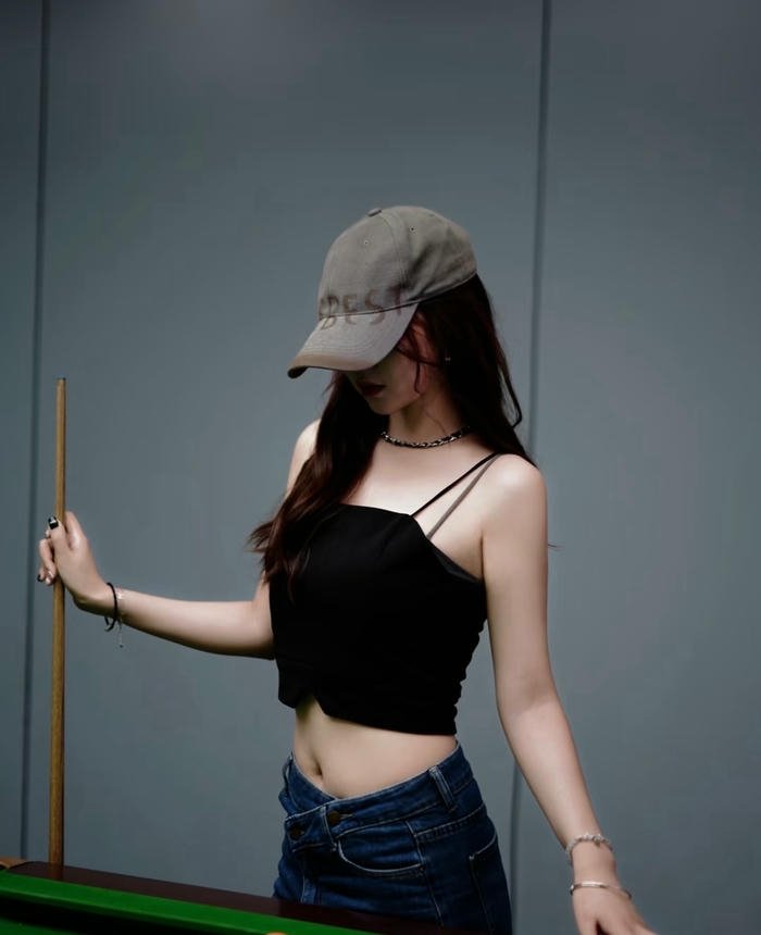 hình gái chơi bida che mặt với mái tóc dài