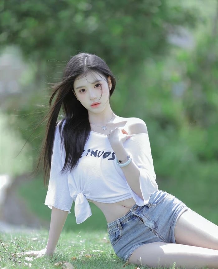 hình gái mạng mặc áo trễ vai cực xinh