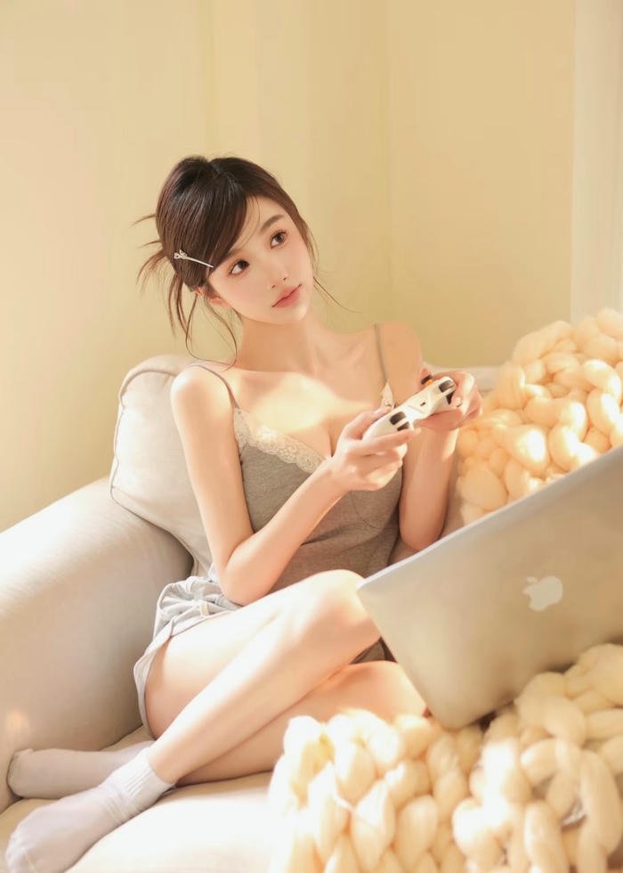 hình gái mạng mặc đồ bộ ở nhà xinh