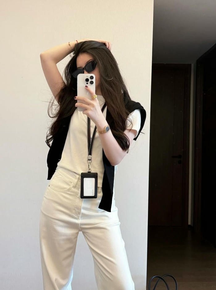hình gái tóc dài che mặt bằng điện thoại