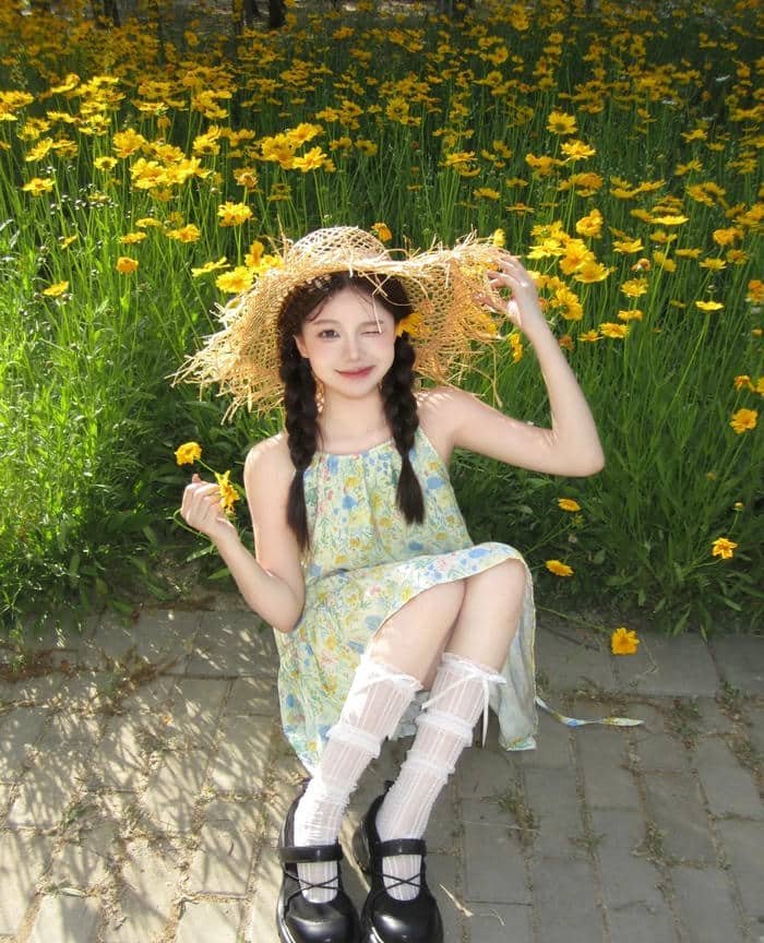 hình gái trên mạng mặc váy hoa nhí dịu dàng