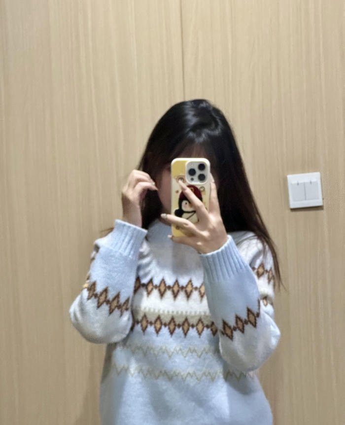 hình gái xinh che mặt đơn giản