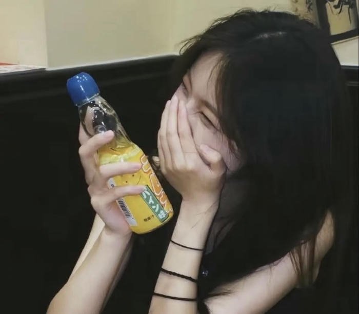 hình gái xinh che mặt sâu lắng