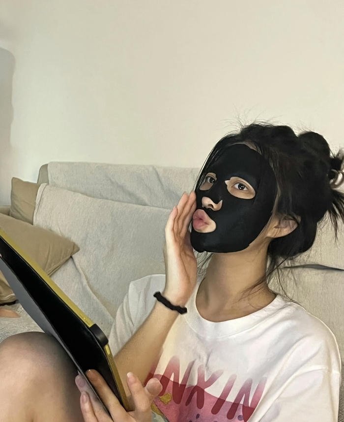 hình gái xinh che mặt yên tĩnh