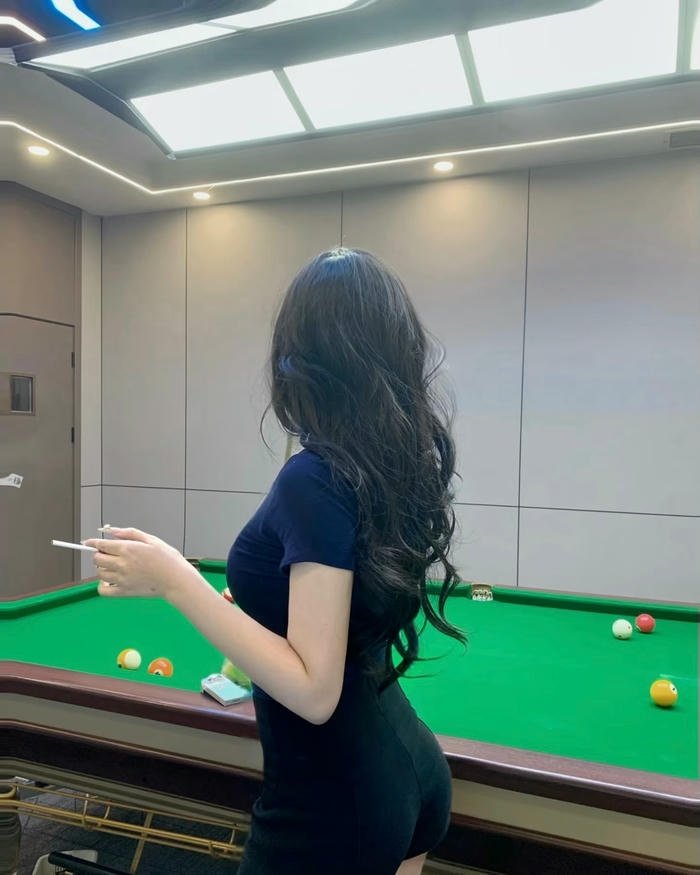 hình gái xinh chơi bida che mặt mặc sexy