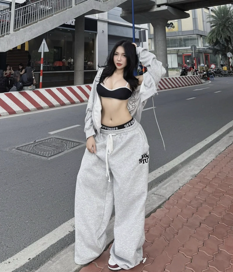 hình gia khang bikini tạo dáng trên đường phố