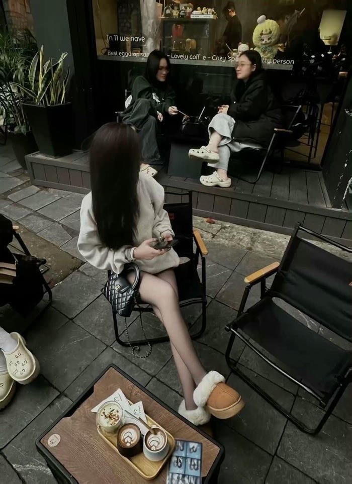 hình girl phố áo khoác ngắn