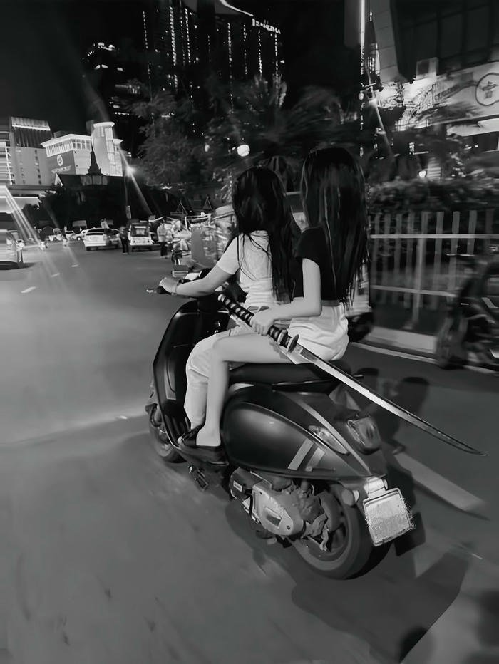 hình girl phố dáng ngồi ngầu
