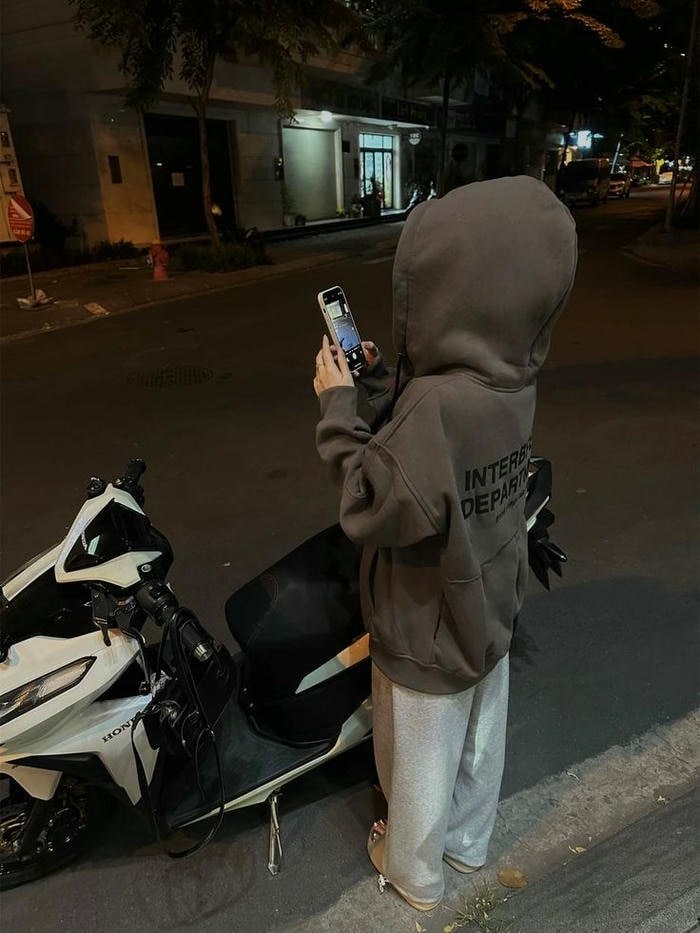 hình girl phố đứng dáng đẹp
