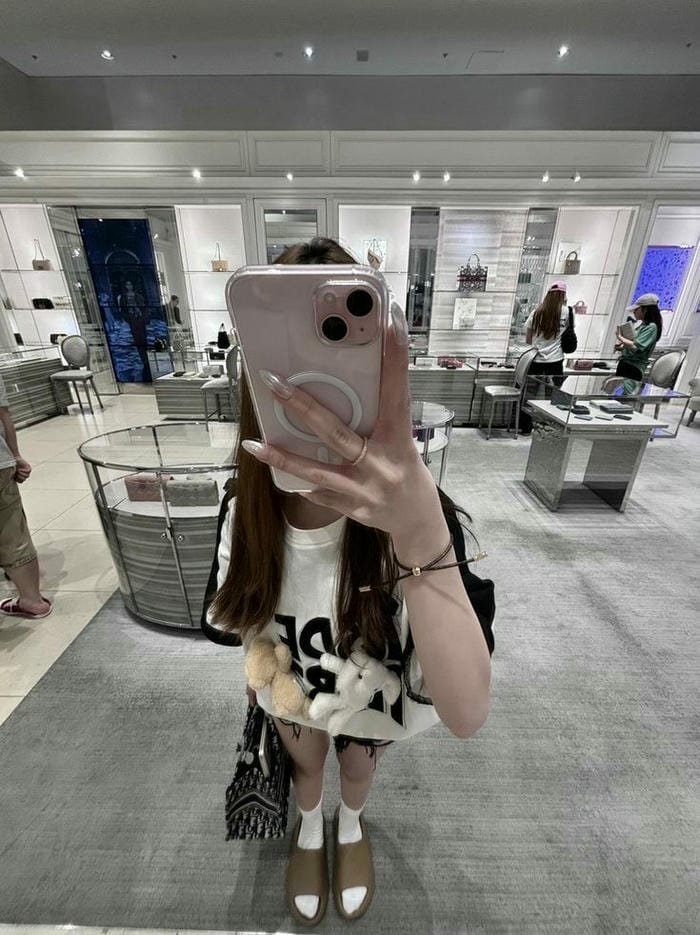 hình girl phố túi đeo vai