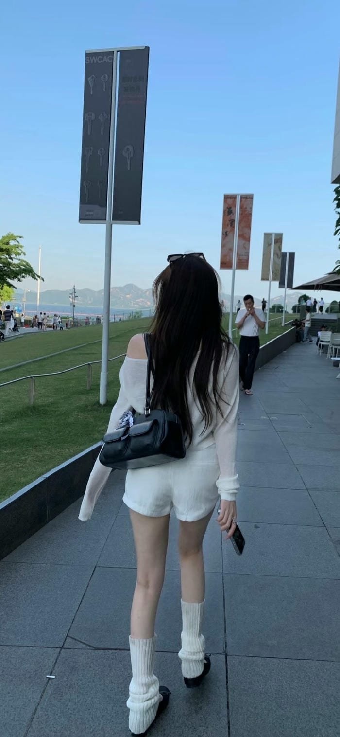 hình nền cô gái quay lưng bước đi